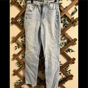 Size 0 Hollister jeans!! Worn once, they fit perfectly!